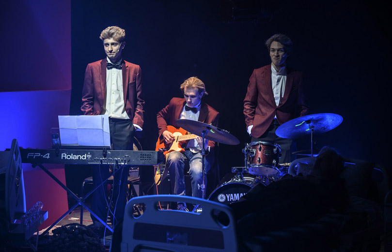 Третий звонок, господа!