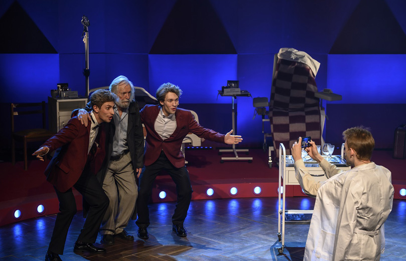 Третий звонок, господа!